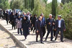 حضور دکتر حسین اکبری فرد رئیس دانشگاه شهید باهنر کرمان و جمعی از دانشگاهیان در مراسم خاکسپاری مرحومه دکتر ماه بانو تاتا.