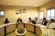رئیس دانشگاه پای صحبت کارمندان و دانشجویان